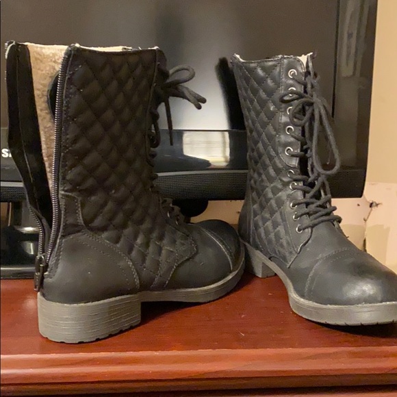 Women’s black zip up boot. - Picture 1 of 3